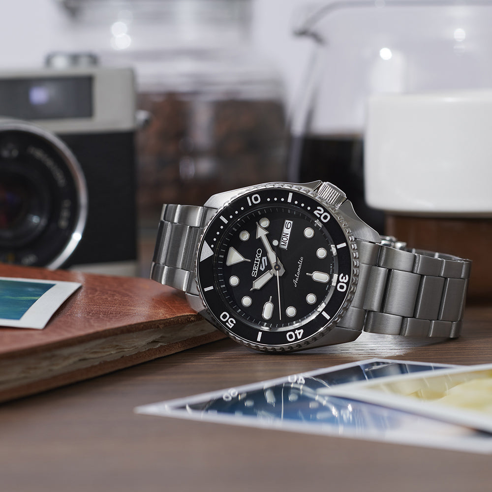 SEIKO 42.5mm 5SPORTS ESFERA NEGRA