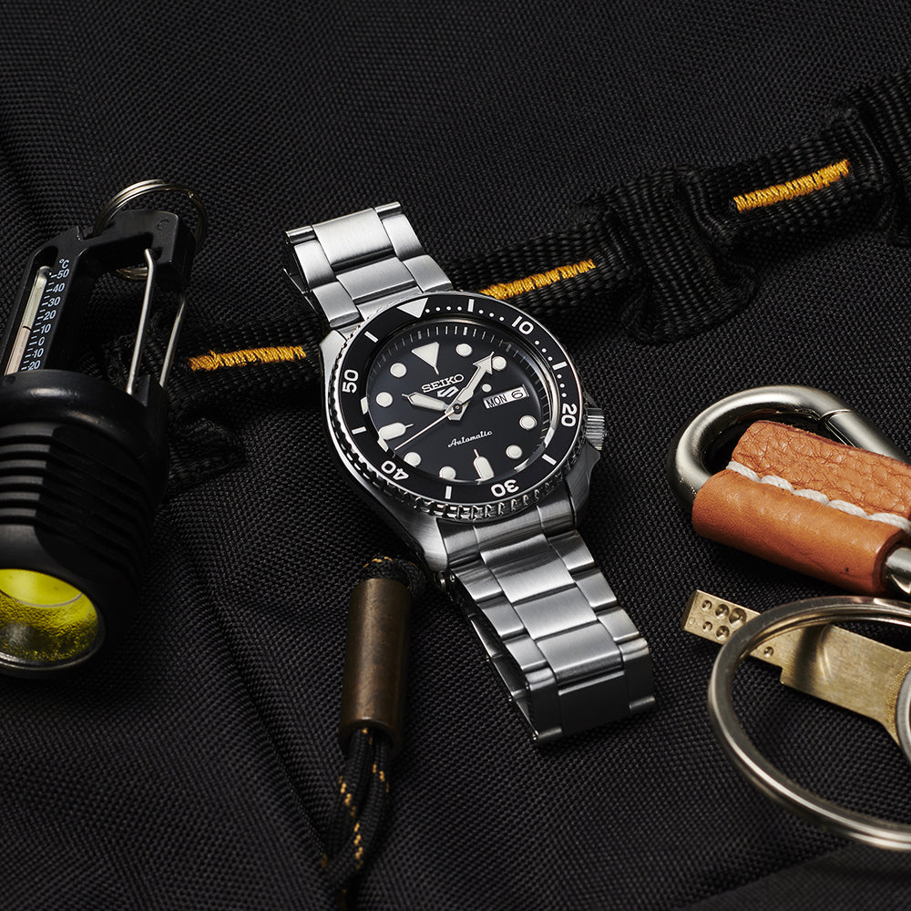 SEIKO 42.5mm 5SPORTS ESFERA NEGRA